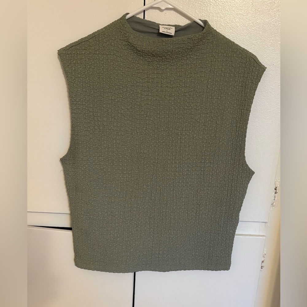 Abercrombie Paloma Bubble Knit Sleeveless top. Size Large